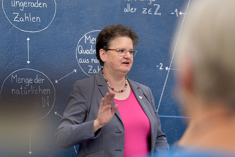 Rektorin Claudia Becker bei ihrem Grußwort - sie war begeistert von der Experimente-Werkstatt.