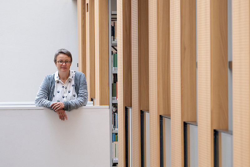 Yvonne Kleinmann - hier in der Bibliothek am Steintor-Campus - ist Direktorin des Aleksander-Brückner-Zentrums für Polenstudien.
