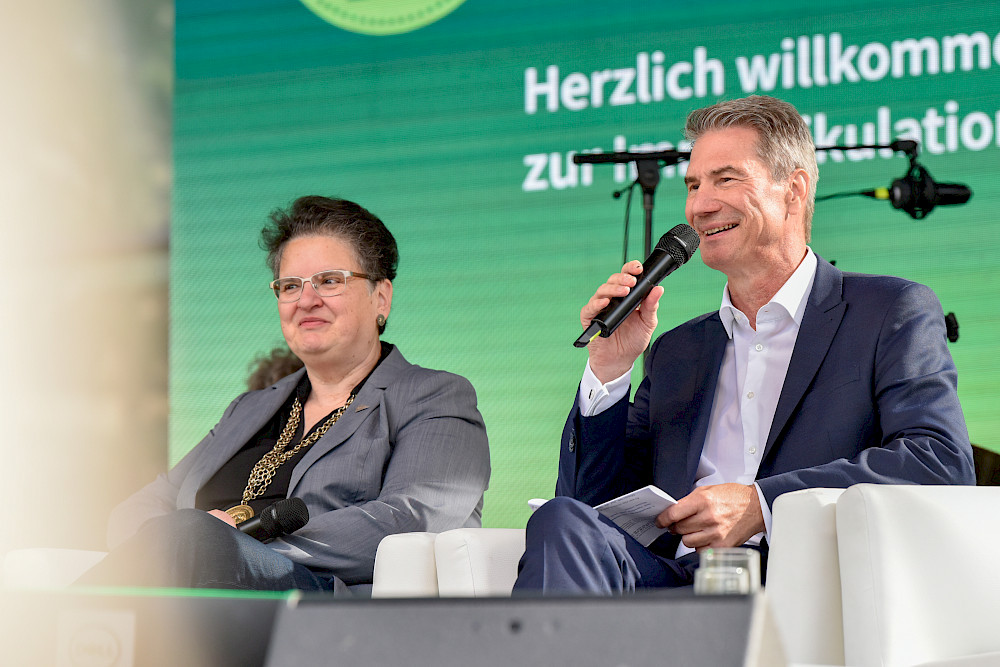 Kanzler Alfred Funk - hier bei der Immatrikulationsfeier neben Rektorin Claudia Becker - ist seit Ende April im Amt.