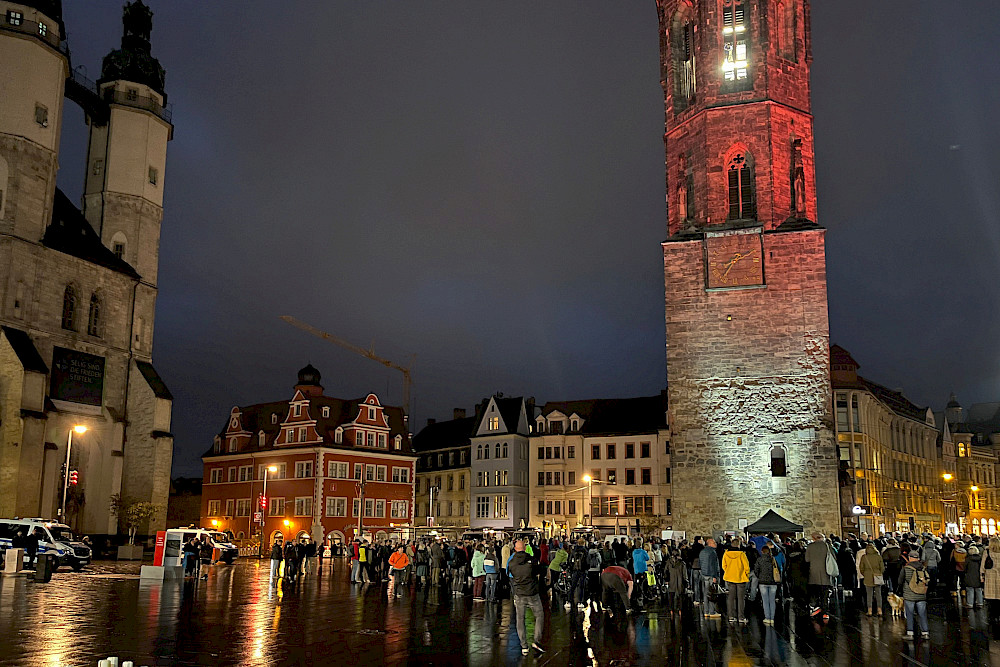 Die Teilnehmer des Gottesdienstes nahmen auch an der städtischen Gedenkveranstaltung am roten Turm teil. 