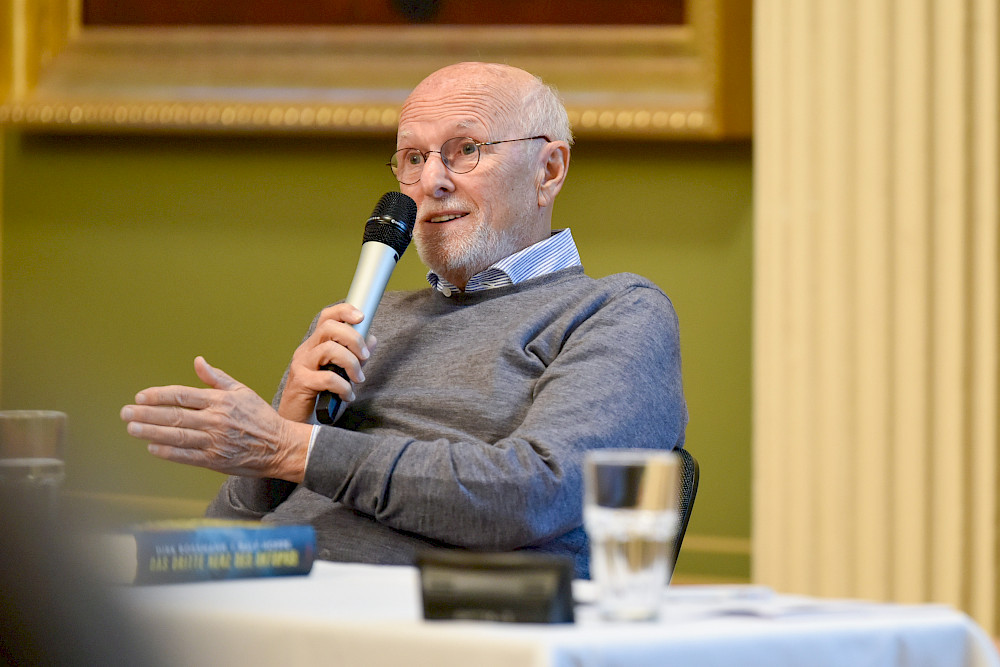 Dirk Roßmann hat in der Aula der MLU aus seinem Leben berichtet.