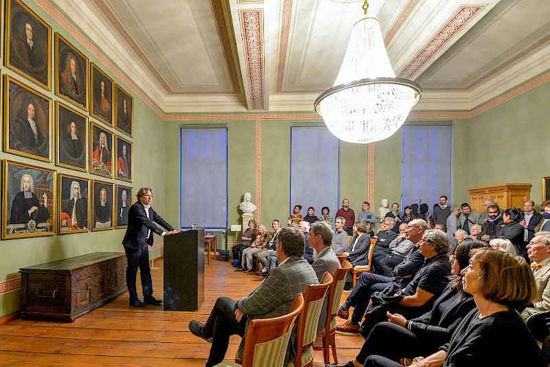 Rund 100 Gäste kamen zur Vernissage der Ausstellung in den Historischen Sessionssaal.