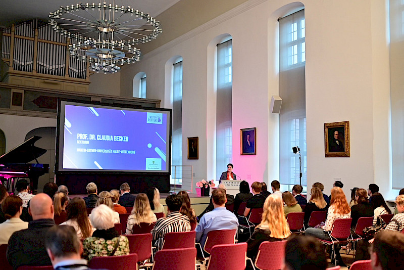 Rektorin Claudia Becker begrüßt die Studierenden und Gäste der Veranstaltung.