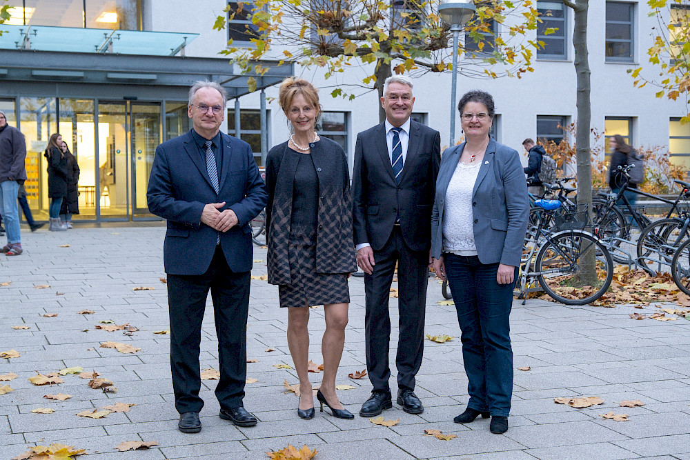 Ministerpräsident Reiner Haseloff, Regina Radlbeck-Ossmann, Harald Schwillus und Rektorin Claudia Becker (von links) vor der Jubiläumsfeier