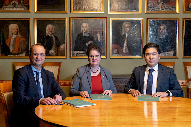 Dirk Hanschel, Claudia Becker und Rustambekov Islambek Rustambekovich (v.li.) bei der Unterzeichnung des Vertrags