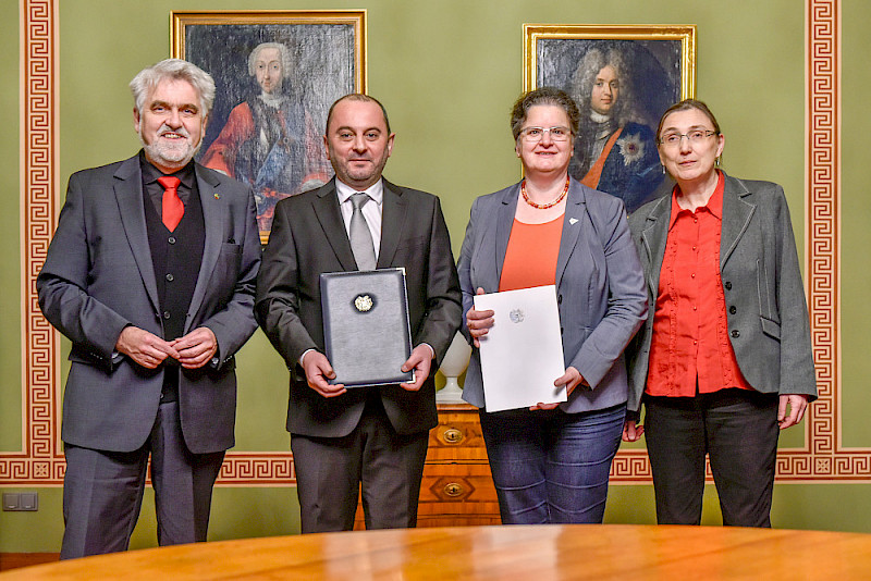 Wissenschaftsminister Armin Willingmann, Botschafter Viktor Yengibaryan, Rektorin Claudia Becker und MESROP-Leiterin Cornelia Horn (v. li.) im Vorfeld der Festveranstaltung