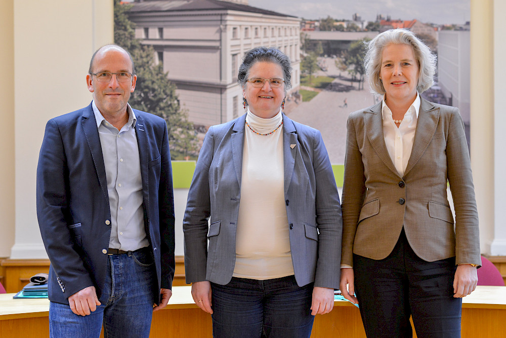 Prof. Dr. Georg Pohnert, Prof. Dr. Claudia Becker und Prof. Dr. Eva Inés Obergfell (von links) bei der Sitzung des mitteldeutschen Unibundes im Alten Senatssaal