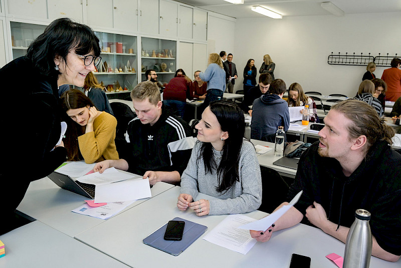 Bildungsministerin Eva Feußner kam mit Lehramtsstudierenden in einem Seminar am Institut für Mathematik ins Gespräch.