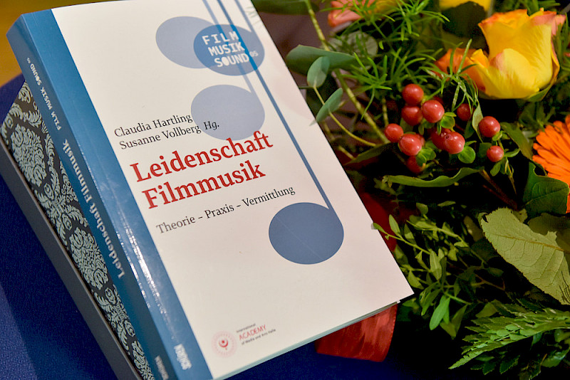 44 Autorinnen und Autoren haben Beiträge zugeliefert.