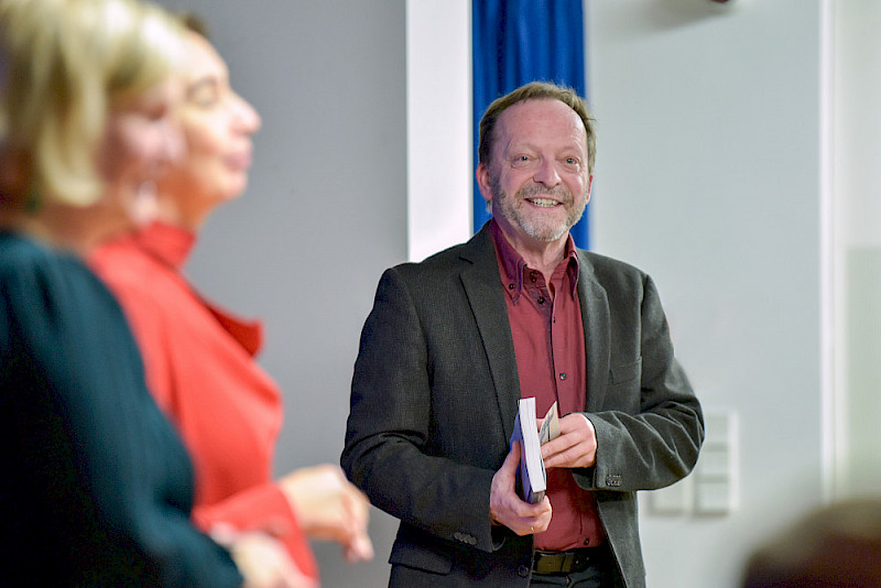 Sichtlich gerührt war der Musikwissenschaftler von der für ihn verfassten Festschrift.
