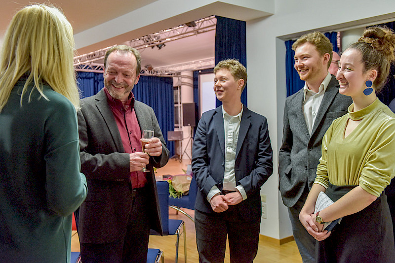 Mit dem Programm endete noch nicht der Abend: Georg Maas im Gespräch mit Studierenden und Wegbegleitern