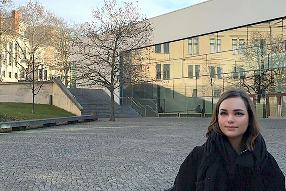 Ist sie echt oder nicht? Die virtuelle Influencerin MLU_isa auf dem Universitätsplatz