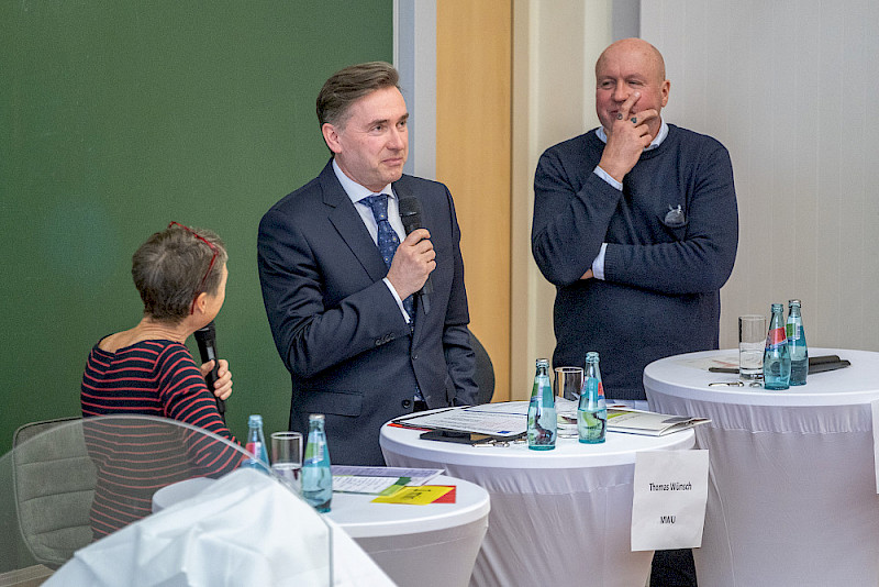 Staatssekretär Thomas Wünsch (Mitte) und Michael Marten vom Bundeskanzleramt diskutierten zum Zukunftszentrum.