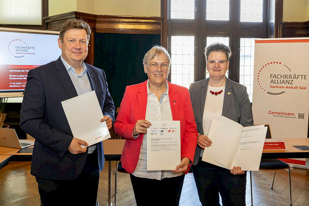 Der Merseburger Rektor Markus Krabbes, die städtische Beigeordnete Katharina Brederlow und MLU-Rektorin Claudia Becker (von links) nach der Aufnahme der beiden Hochschulen in die Fachkräfteallianz.