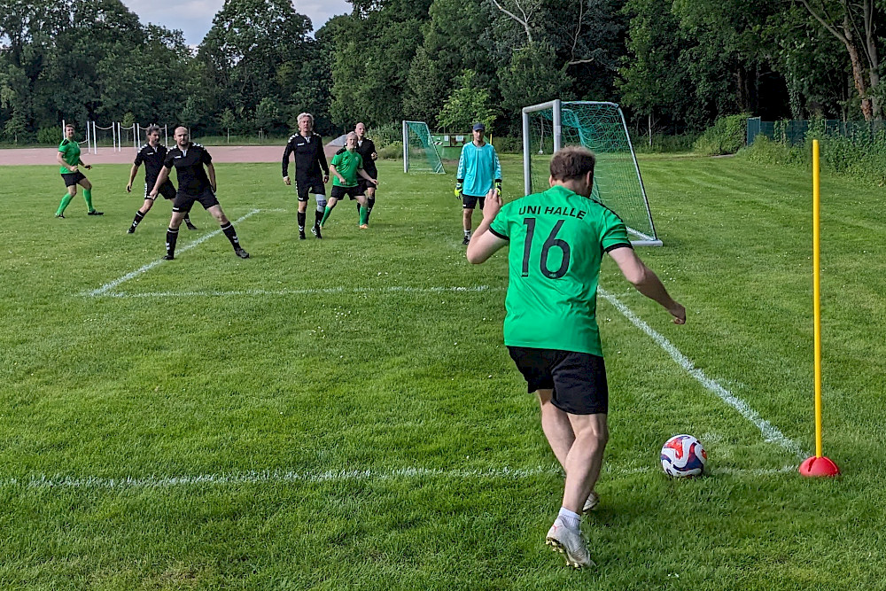 Szene aus dem Spiel, das die MLU-Mannschaft (in Grün) mit 4:2 gewonnen hat.