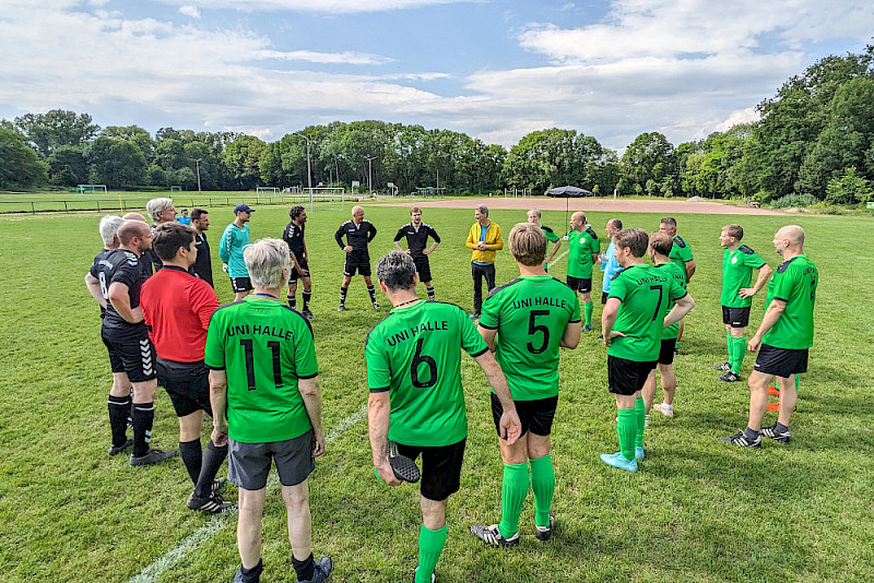 Vor dem Spiel: Kanzler Alfred Funk begrüßt die Mannschaften.
