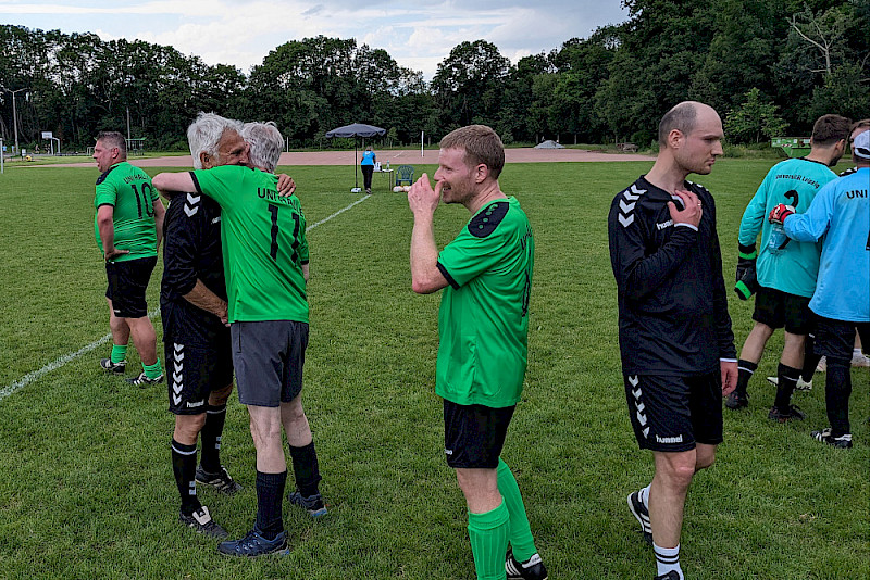 Freude über den Sieg beim halleschen Team