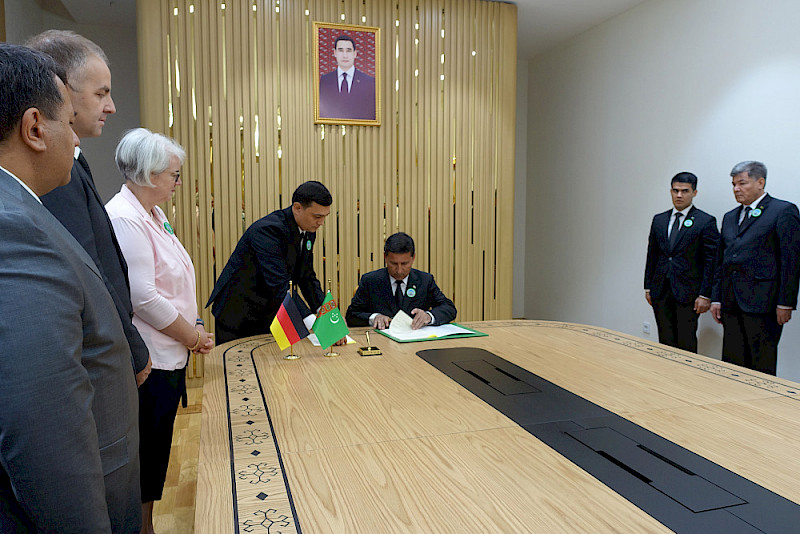 Der turkmenische Rektor Serdar Nazarov unterzeichnete das Memorandum of Understanding.