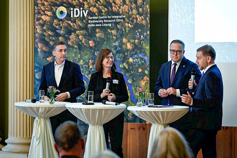 Podiumsdiskussion mit den Ministerpräsidenten Sachsens und Thüringens, Michael Kretschmer und Mario Voigt, iDiv-Forscherin Aletta Bonn und Sachsen-Anhalts Wissenschafts-Staatssekretär Thomas Wünsch (von rechts)