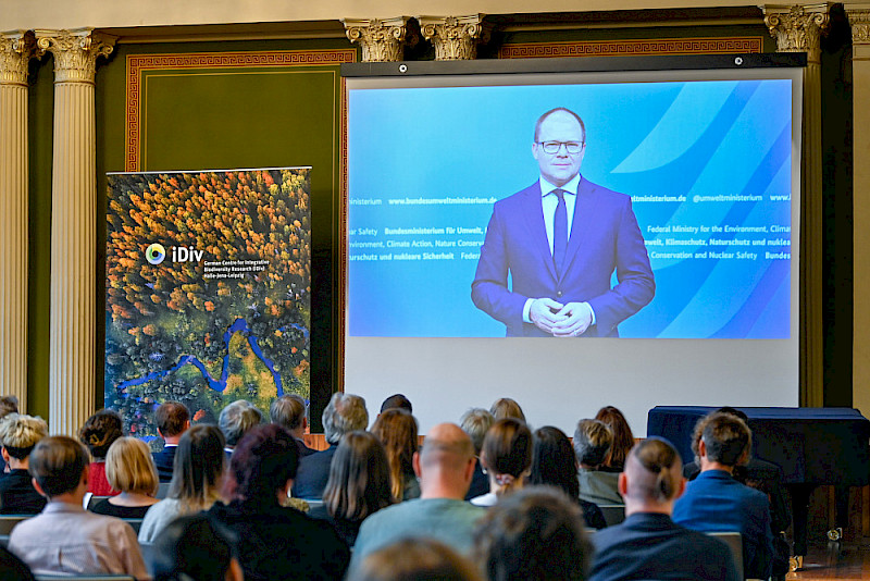 Bundesumweltminister Carsten Schneider überbrachte seine Glückwünsche per Videobotschaft.