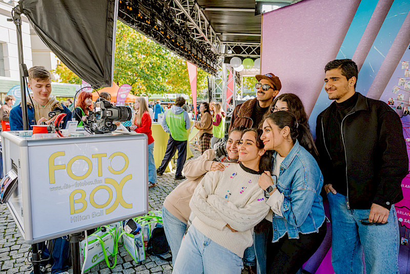 Spaß hatten die neuen Studierenden bei den Fotos an der Willkommensstation.