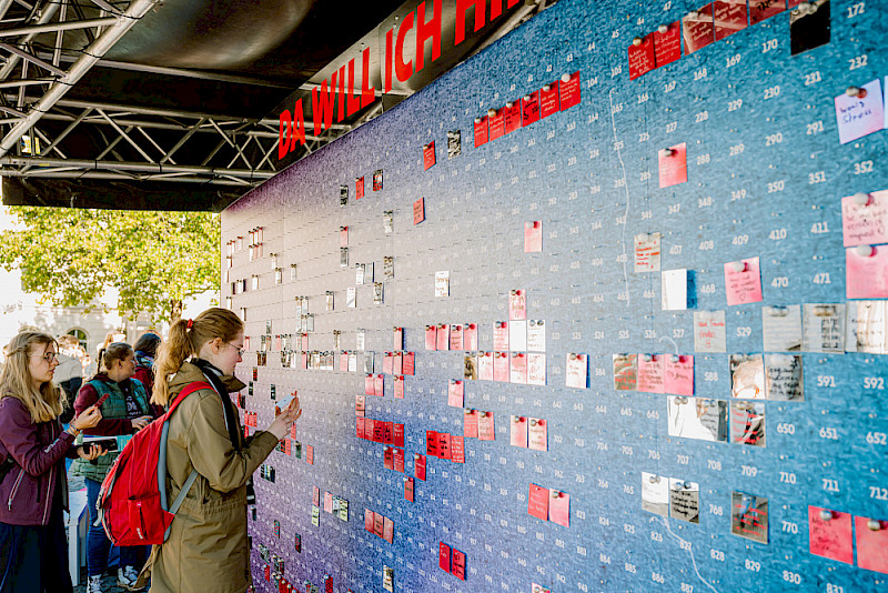 "Da will ich hin" stand über der Wand, auf der die Neuen ihre Wünsche platzierten.