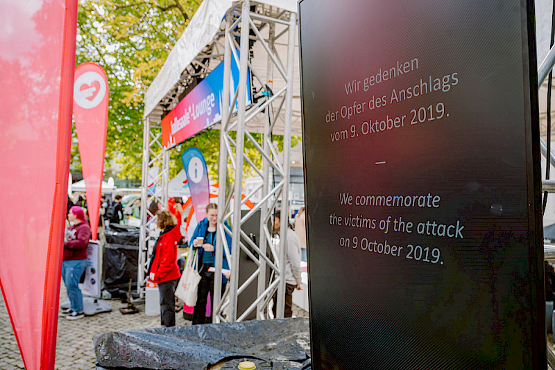 Worte des Gedenkens an die Opfer des Anschlags von 2019 sind auf einem Monitor zu sehen. Für das Gedenken wurde mittags das Programm unterbrochen.