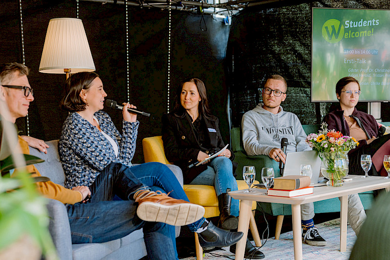 Im Programm ging es mit dem Ersti-Talk weiter - mit Tristan Preuk, Christina Weinberg, Ulrike Magdalena Baier, Julian Herold und Theresa Donner (von links).