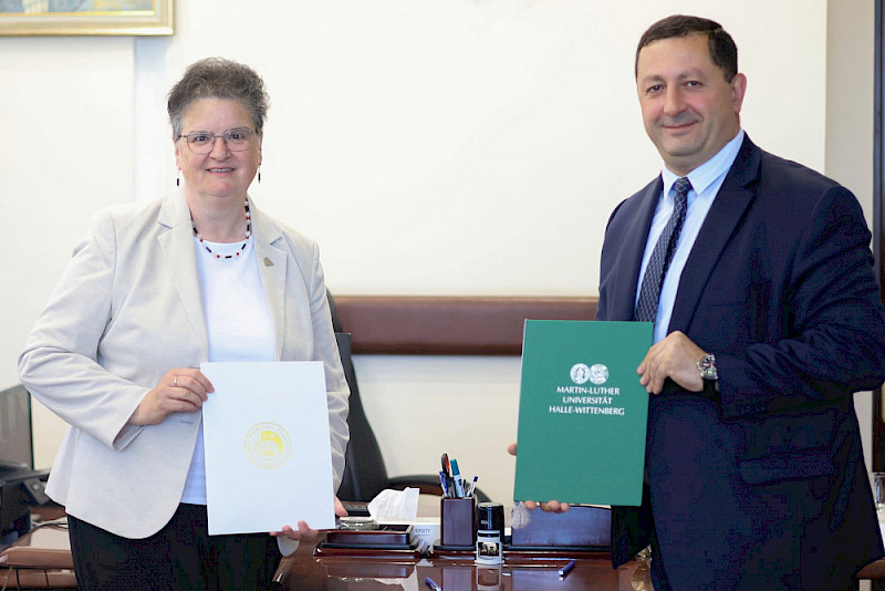 Rektorin Claudia Becker und JSU-Rektor Hovhannes Hovhannisyan nach der Erneuerung des Universitätsvertrages.