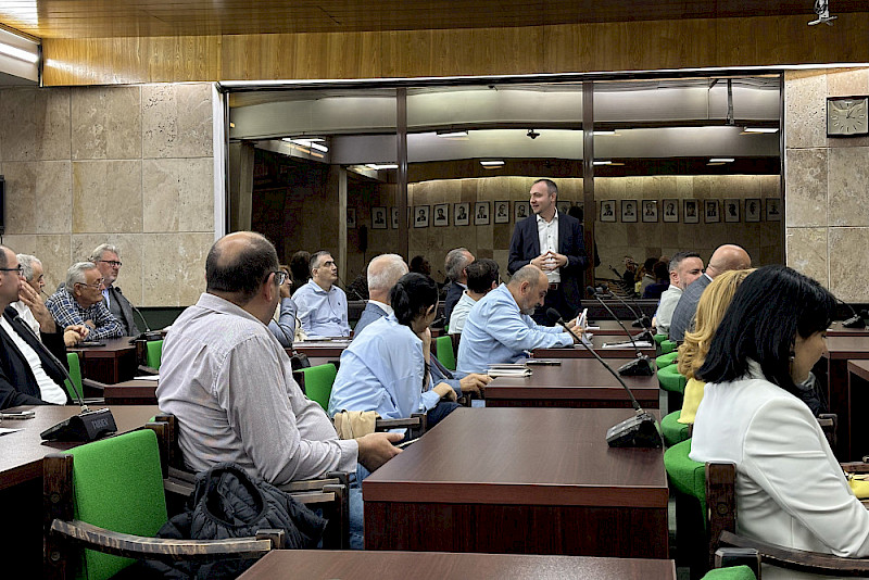 Theologe Stanislau Paulau (stehend) in einer Runde mit Fakultätsvertretern der JSU – hier wurden weitere Möglichkeiten der Kooperation ausgelotet.