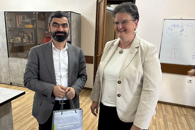 Rektorin Claudia Becker bei einem Treffen mit Sargis Hayotsyan, dem Leiter der armenischen Forschungsförderungsorganisation.