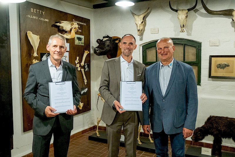 Nach der Vertragsunterzeichnung: Falko Holz von der Landesanstalt für Landwirtschaft und Gartenbau, ZNS-Leiter Frank Steinheimer und Matthias Löber von der Rinderallianz freuen sich über den neuen Standort der Dermoplastik von Kuh Bettys Kopf. Sie hängt jetzt bei dem Skelett der Kuh im Haustierkundemuseum.