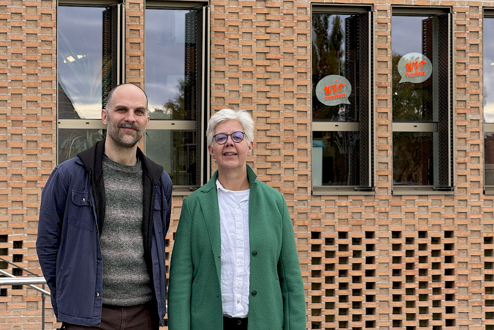 Petra Dobner und Steffen Hendel auf dem Steintor-Campus, wo es sowohl innerhalb der Projektwoche "In Verteidigung der Demokratie" als auch innerhalb des Wir-Festivals Veranstaltungen geben wird.