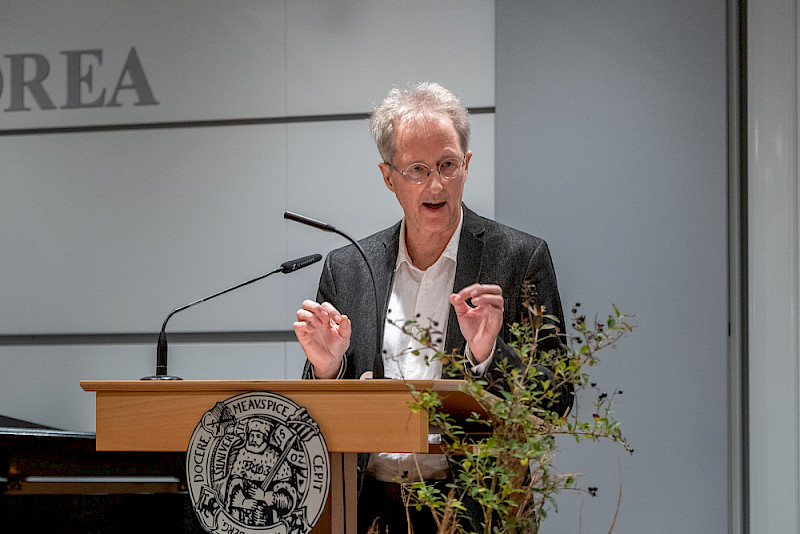 Ottfried Fraisse vom Seminar für Judaistik erhob drei Einsprüche gegen die aufgestellten Thesen.