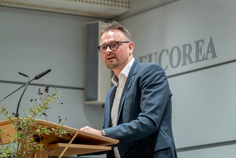 Ethnologe Olaf Zenker sah sich in der Rolle des Advocatus diaboli, als er seine Einwände gegen die Thesen vorbrachte.