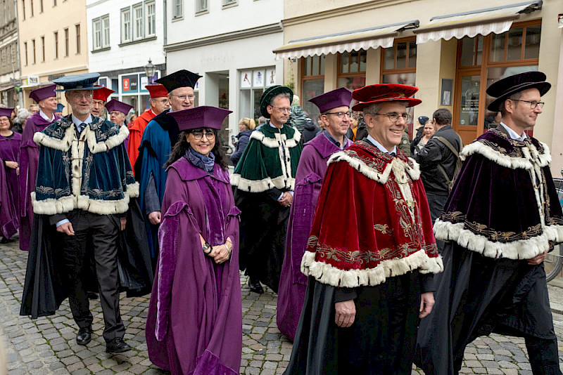 Die Senatorinnen und Senatoren auf dem Weg vom Rathaus zur Leucorea