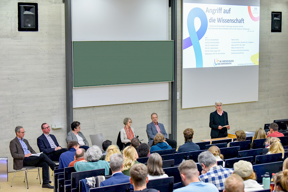 Petra Dobner moderierte die Veranstaltung, in deren Podium Andreas Pecar, Heinz-Jürgen Voß, Claudia Becker, Dorothee Bohle und Folker Roland (vorn, von links) saßen.