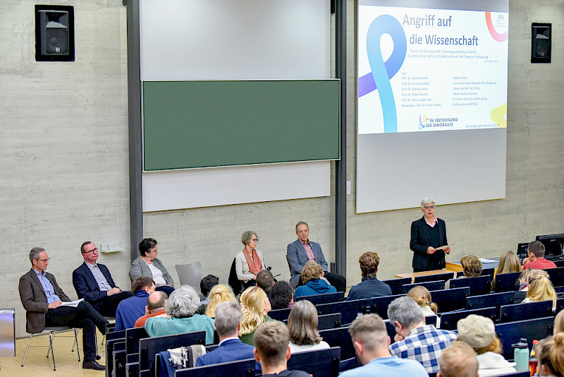 Petra Dobner moderierte die Veranstaltung, in deren Podium Andreas Pecar, Heinz-Jürgen Voß, Claudia Becker, Dorothee Bohle und Folker Roland (vorn, von links) saßen.