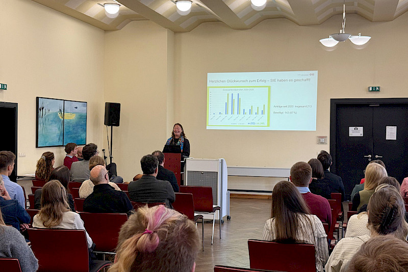 Prorektorin Christine Fürst begrüßte die neuen Stipendiatinnen und Stipendiaten.