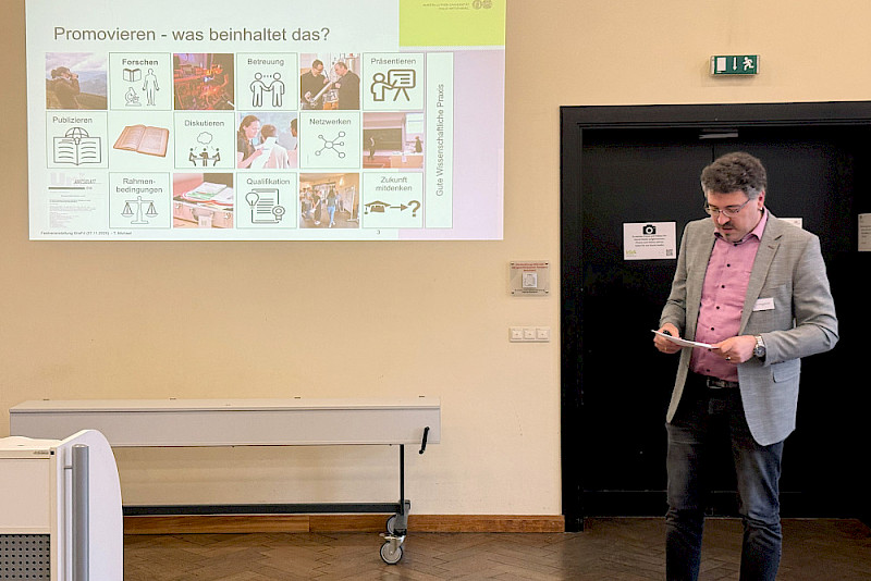 Thomas Michael, Geschäftsführer der InGrA, bei seinem Vortrag