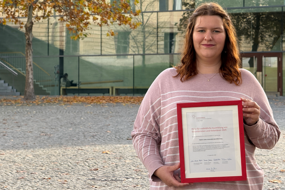 Volontärin Susann Trapp mit der Urkunde des Bundesverbands