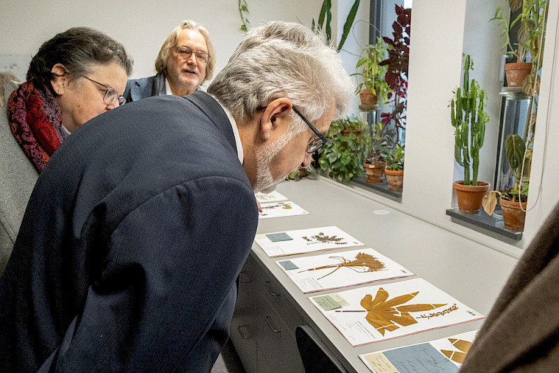 Armin Willingmann und Rektorin Claudia Becker im Herbarium
