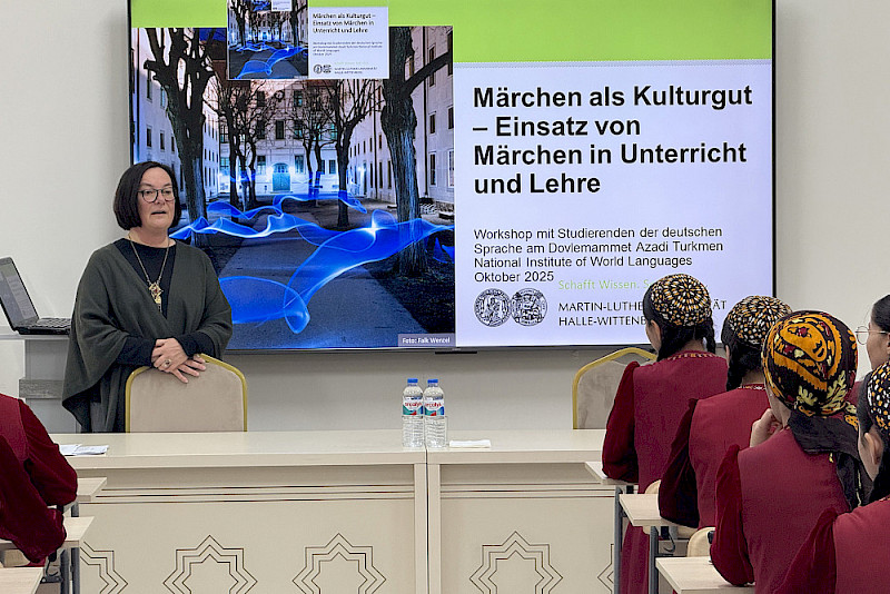 Johanna Mierendorff hielt mit Studierenden des "Döwletmämmet Azadi Turkmen National Institute of World Languages" in Turkmenistan ein Seminar ab.