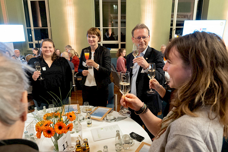 Nach der Übergabe der Urkunden folgte das Anstoßen auf die Stipendiaten.