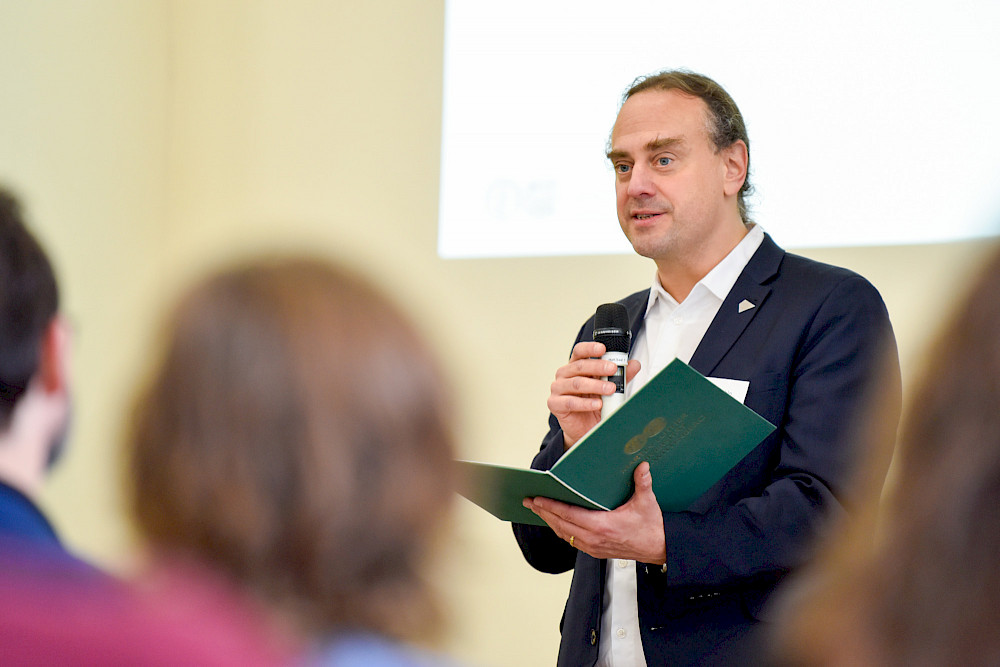 Pablo Pirnay-Dummer, Prorektor für Studium und Lehre, begrüßte die Teilnehmenden der ZLB-Jahrestagung.