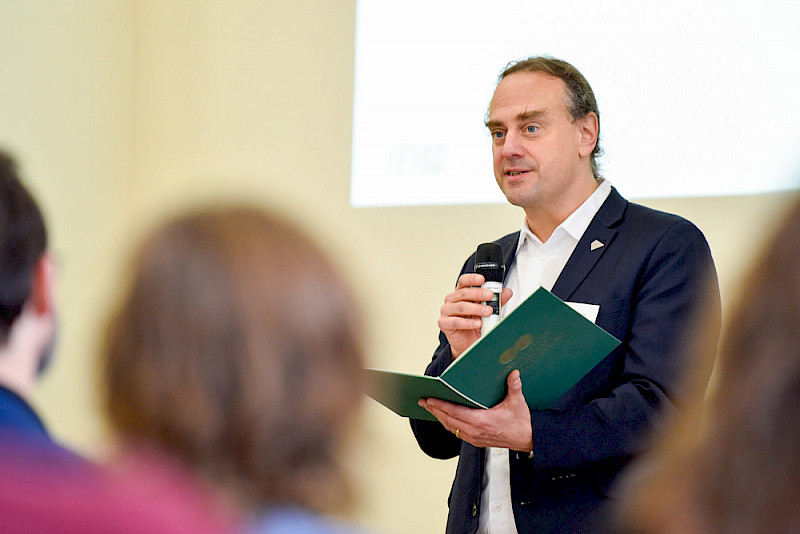 Pablo Pirnay-Dummer, Prorektor für Studium und Lehre, begrüßte die Teilnehmenden der ZLB-Jahrestagung.