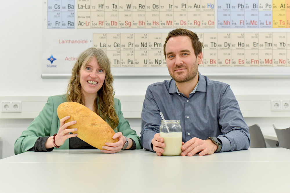 Nele Brand und Daniel Wefers haben zu Milchsäurebakterien in Brotteig geforscht.