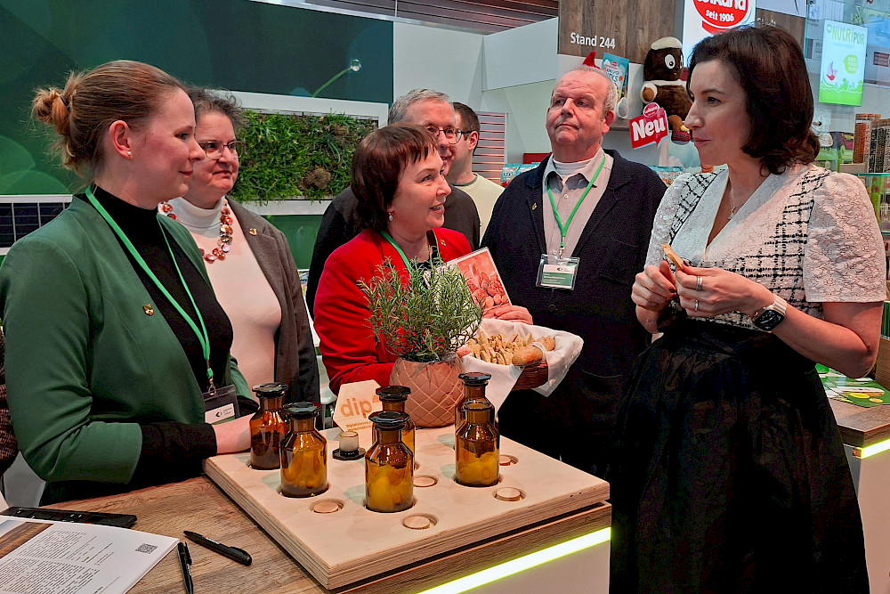 Bundesforschungsministerin Dorothee Bär im Gespräch mit Bernhard Westerman (IPB Halle - Leibniz-Institut für Pflanzenbiochemie ), Klaus Pillen (DiP-Sprecher), Elena Kashtanova (HS Anhalt), Claudia Becker (Rektorin der MLU) und Arianne Schnabel (IPB) (von rechts).