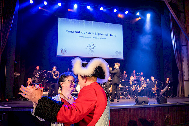 Rektorin Claudia Becker eröffnete mit Uwe Frosch von der Salzwirker-Brüderschaft im Thale zu Halle den Universitätsball.
