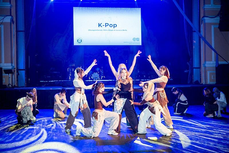 Synchrones Tanzen und Gruppenperformance stehen bei K-Pop an erster Stelle.